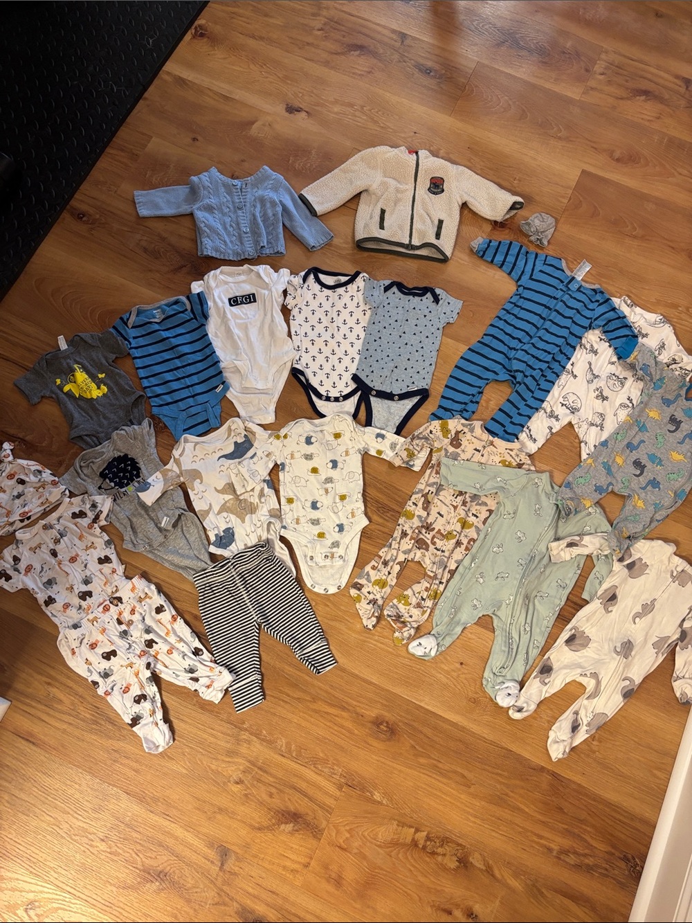 Newborn to 3 Month Baby Clothes Lot - please read